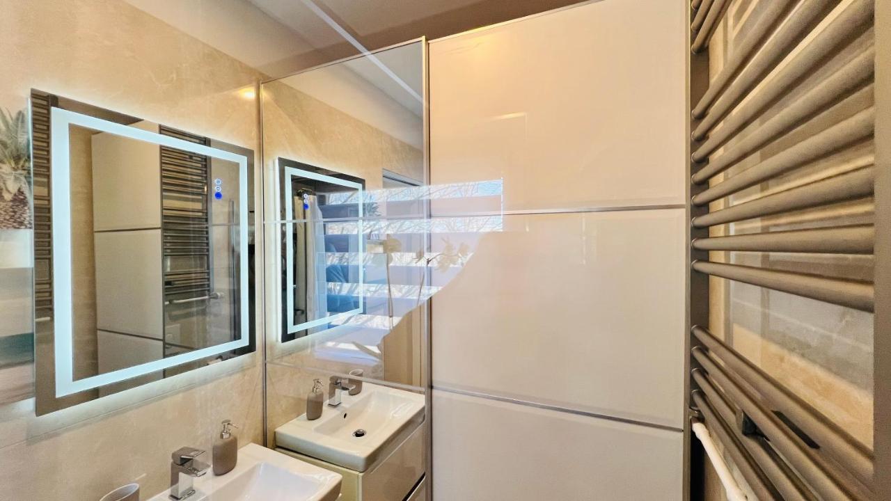 Central Designer 3 Apt With Terrace & Parking